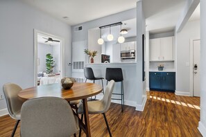 Una cocina moderna con comedor.