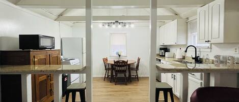 Een microgolfoven, een oven, een kookplaat, een vaatwasser