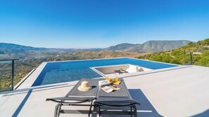 Outdoor dining - Villa Paradise El Gastor by Ruralidays (Cádiz)