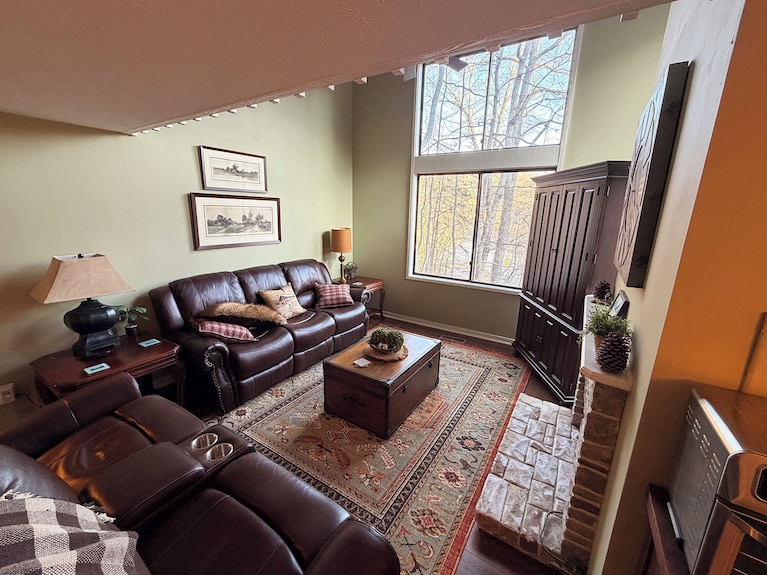 To The Mountains | Massanutten Townhouse | Arcade | Near Slopes - Shenandoah, VA