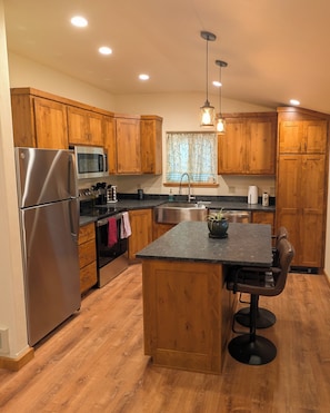 Réfrigérateur, four à micro-ondes, un four, surface de cuisson