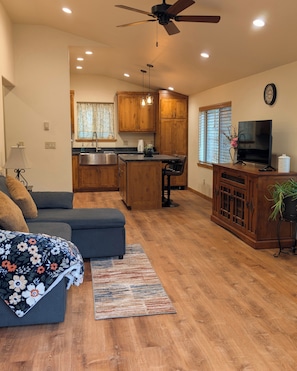 Téléviseur connecté, lecteur de DVD, livres, sélection de films