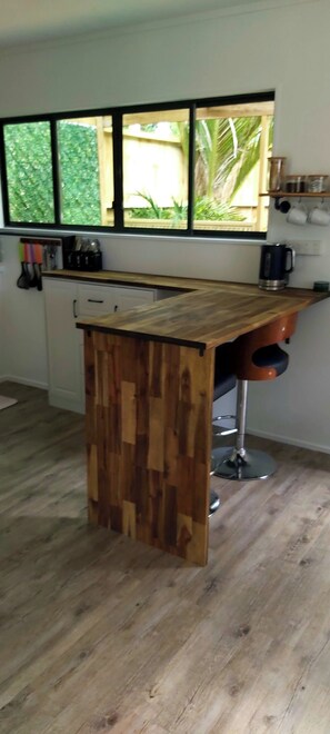 Fridge, microwave, stovetop, electric kettle - Welcome to Darwin Cottage, Kerikeri,  close to town, pet friendly (Kerikeri)