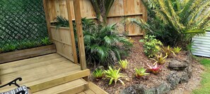 Property grounds - Welcome to Darwin Cottage, Kerikeri,  close to town, pet friendly (Kerikeri)