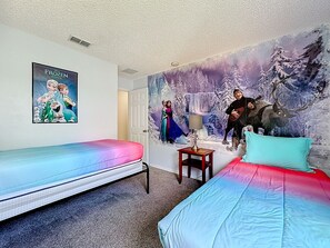 4 bedrooms, desk, iron/ironing board, travel cot - Emerald Island Cozy 4BR Home with Private Pool (Kissimmee)