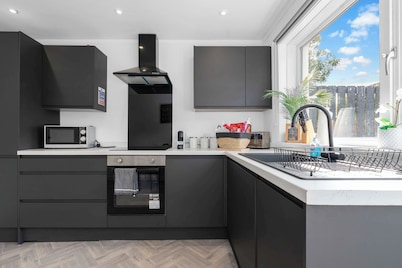 Stylish 4bed Home Free Parking 20 Min to Edinburgh
