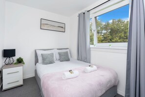 4 bedrooms, iron/ironing board, free WiFi, bed sheets - Stylish 4bed Home Free Parking 20 Min to Edinburgh (Livingston)