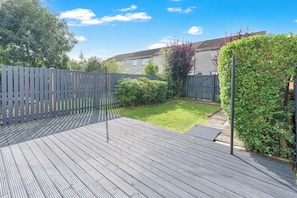 Terrace/patio - Stylish 4bed Home Free Parking 20 Min to Edinburgh (Livingston)