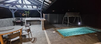 Evasion Créole: Tropical relaxation with pool, jacuzzi and beach nearby!
