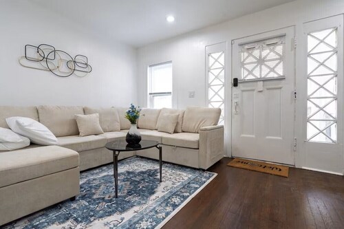 Modern 2-Bedroom House with Free Parking and Convenient Location,