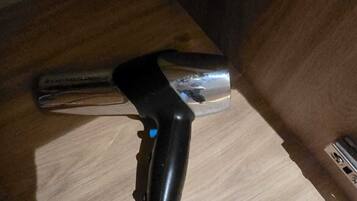 Secadora de cabello, toallas, jabón, papel de baño