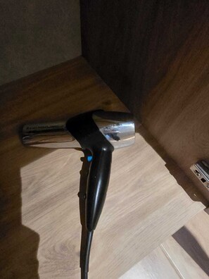 Secadora de cabello, toallas, jabón, papel de baño 