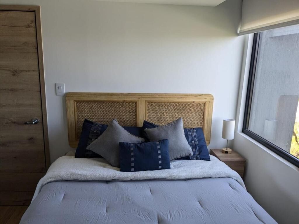 Tabla de planchar con plancha, wifi y ropa de cama 