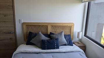 Tabla de planchar con plancha, wifi y ropa de cama