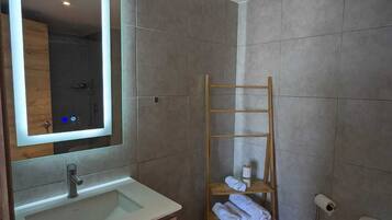 Sèche-cheveux, serviettes fournies, savon, papier toilette