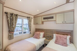 2 bedrooms, iron/ironing board, free WiFi, bed sheets - Luxury Family Caravan - Seton Sands - Fast Wifi (Prestonpans)