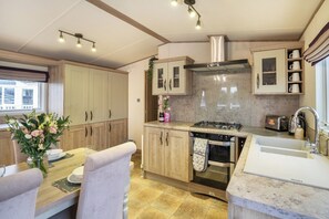 Fridge, microwave, oven, stovetop - Luxury Family Caravan - Seton Sands - Fast Wifi (Prestonpans)