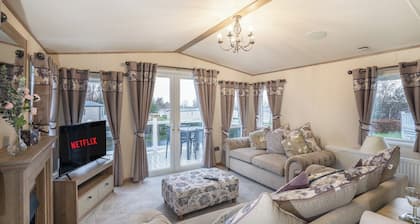 Luxury Family Lodge -sleeps 6 -golf-beach-starlink