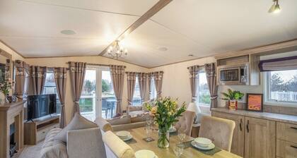 Luxury Family Lodge -sleeps 6 -golf-beach-starlink