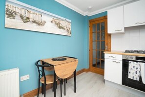 Fridge, stovetop, electric kettle, toaster - Beachside Stay - 4 Mins Walk - Free Parking (Stonehaven)