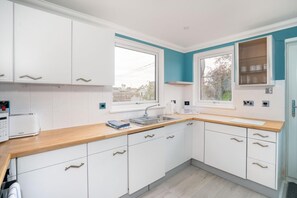 Fridge, stovetop, electric kettle, toaster - Beachside Stay - 4 Mins Walk - Free Parking (Stonehaven)