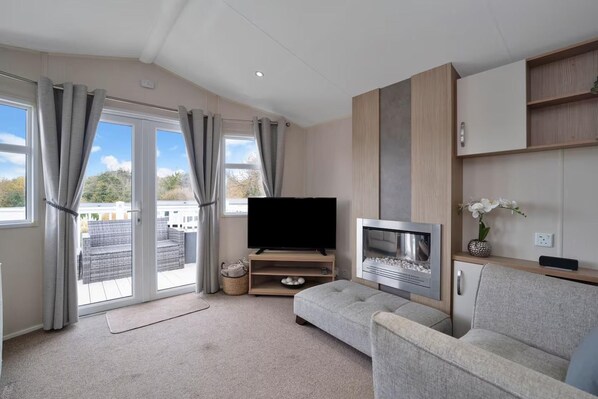 Fireplace - Salt & Sand Retreat - Sleeps 6 - Seton Sands Beach (Prestonpans)
