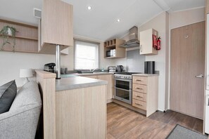 Fridge, microwave, oven, stovetop - Salt & Sand Retreat - Sleeps 6 - Seton Sands Beach (Prestonpans)
