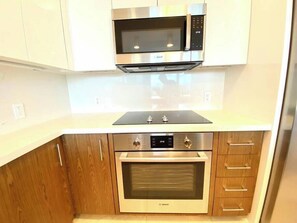 Private kitchen - Sophisticated 2bdrm Condo with Stunning Views (Honolulu)