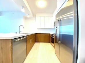 Coffee/tea maker, fridge, microwave, oven - Sophisticated 2bdrm Condo with Stunning Views (Honolulu)