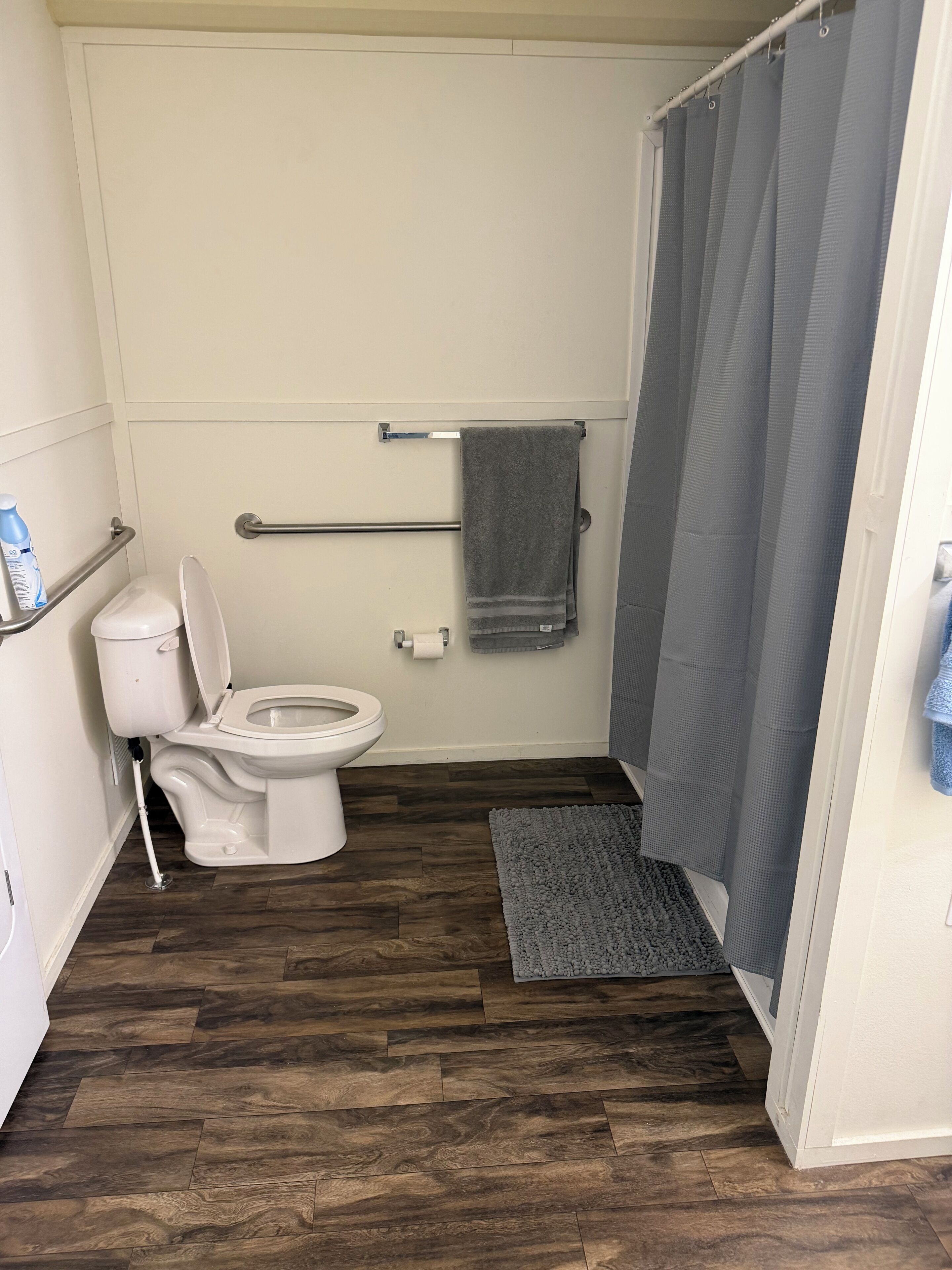 ヘアドライヤー、タオル、石鹸、トイレットペーパー