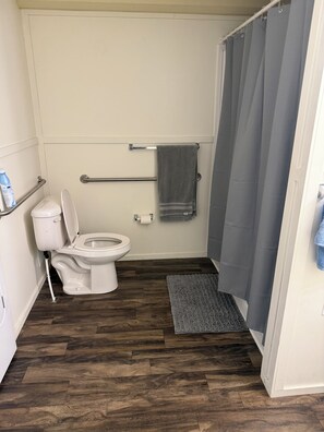 Een haardroger, handdoeken, zeep, toiletpapier