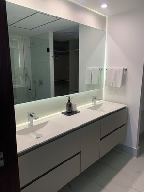 Doccia, asciugacapelli, asciugamani, sapone
