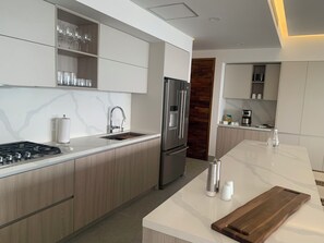 Wasserkocher mit Kaffee-/Teezubehör, Kühlschrank, Mikrowelle, Ofen