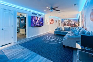 TV, ping pong - Luxury 10BR Windsor Island Home, Pool, Game Room (Davenport)