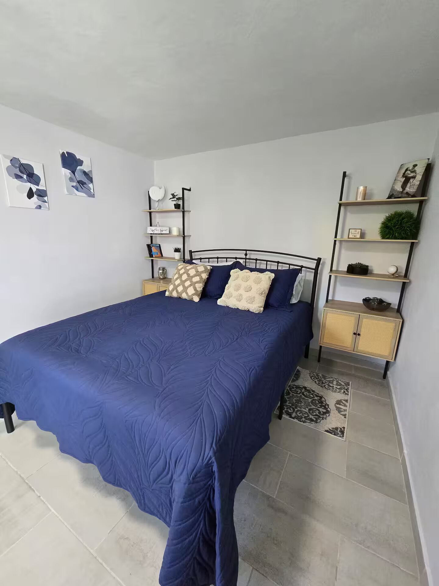 1 habitación, tabla de planchar con plancha, wifi gratis y ropa de cama 
