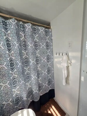 Regadera, secadora de cabello, toallas, shampoo 