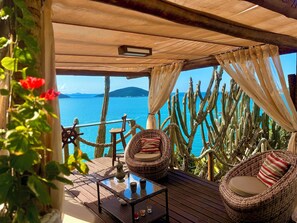 Terrace/patio - Luxury Oceanfront Villa with Infinity Pool, Sauna & Total Privacy (Arraial do Cabo)