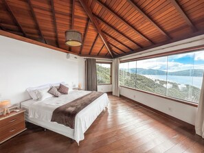 4 chambres, coffre-fort, bureau, fer et planche à repasser