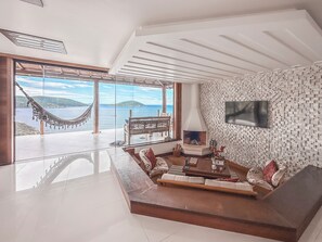 Smart TV, fireplace, books, printers - Luxury Oceanfront Villa with Infinity Pool, Sauna & Total Privacy (Arraial do Cabo)