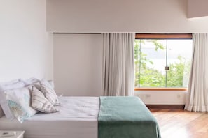 4 室のベッドルーム、セーフティボックス (室内)、デスク、アイロン / アイロン台