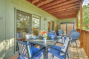 Outdoor dining - Modern Charmer 1 mile from Silver Dollar City! (Branson West)