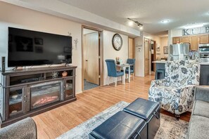 TV, fireplace - Modern Charmer 1 mile from Silver Dollar City! (Branson West)