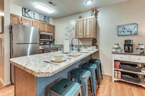Fridge, microwave, oven, stovetop - Modern Charmer 1 mile from Silver Dollar City! (Branson West)