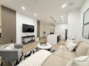 TV - NEW HIGH END LUXURY ARCADIA RETREAT 4BR/4BA PRIVATE ROOFTOP (Phoenix)