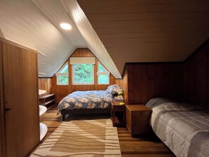 1 bedroom, desk, iron/ironing board, WiFi - Charming Room in Rustic Wood House w/ Breakfast (Huiscapi)
