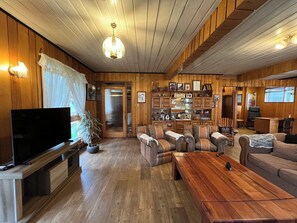 TV, stereo, offices - Charming Room in Rustic Wood House w/ Breakfast (Huiscapi)