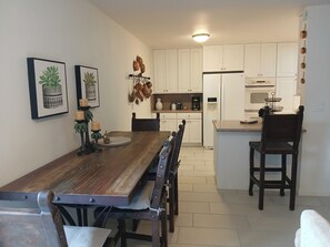 Dining - 1-minute Walk to Downtown El Paseo! 2BR/2BA Condo w/ Kitchen (Palm Desert)