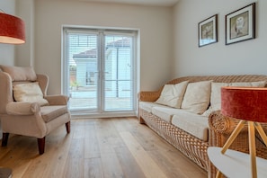 TV, fireplace, books - Explore the North Norfolk coast from our base in Sheringham (Sheringham)