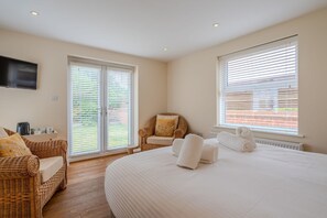 Iron/ironing board, free WiFi, bed sheets, wheelchair access - Explore the North Norfolk coast from our base in Sheringham (Sheringham)