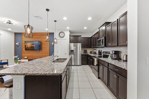 Fridge, microwave, oven, stovetop - Perfect Family Getaway, Pool, Themed Bedrooms (Kissimmee)